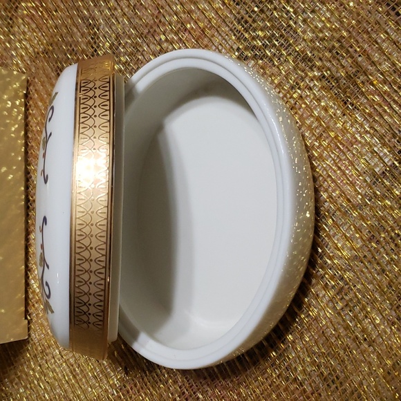 MIKASA Holiday Elegance FK001/426. Nice Oval Shaped Trinket Box with Lid. - Picture 5 of 7
